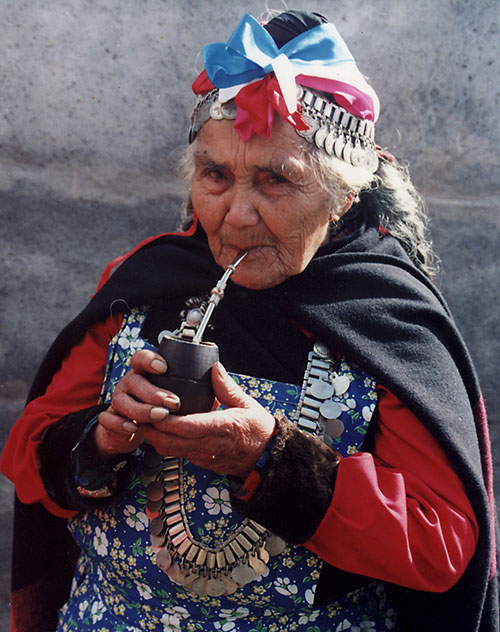babcia z Ameryki Południowej z yerbą- napar zawiera większość witamin